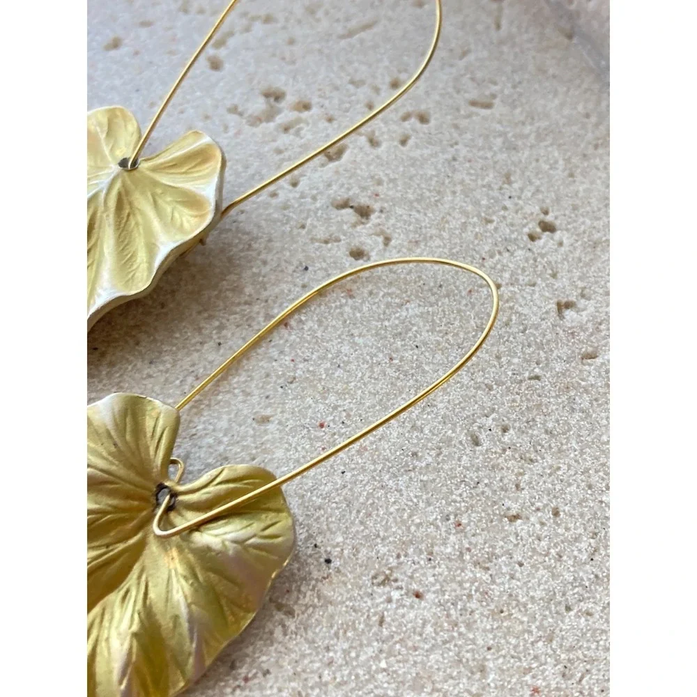 Gold Tone Leaf Dangle Earrings Tarnished Kidney Wire Botanical‎ Nature Statement